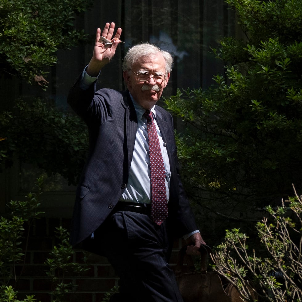 La acusación formal de 18 cargos, presentada ante un tribunal federal en Greenbelt, Maryland, prepara el terreno para un caso judicial observado muy de cerca, enfocado en un personaje de larga data en los círculos de política exterior republicana, quien llegó a ser conocido por sus opiniones belicistas sobre el poder estadounidense y que, tras dejar el primer gobierno de Trump, se tornó un crítico destacado y franco del presidente.