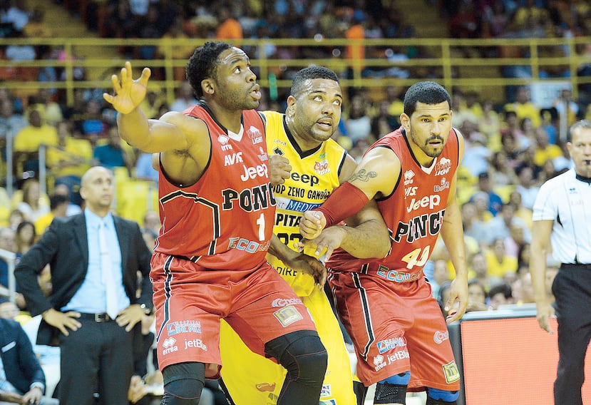 Ike Diogu y Ángel Daniel Vassallo disputan un rebote con Garret Siler durante la final de 2014.