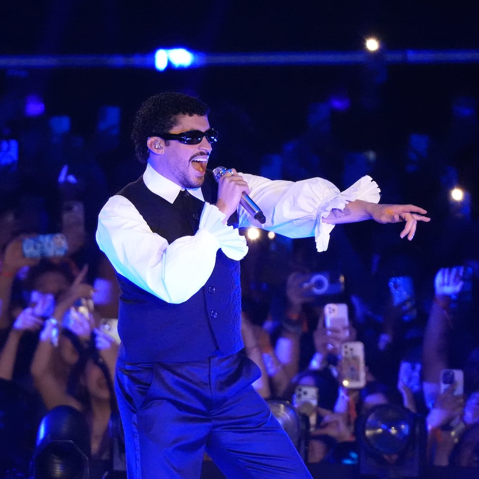 El repertorio también incluyó una versión de "BAILE INoLVIDABLE", demostrando la versatilidad musical de Bad Bunny.