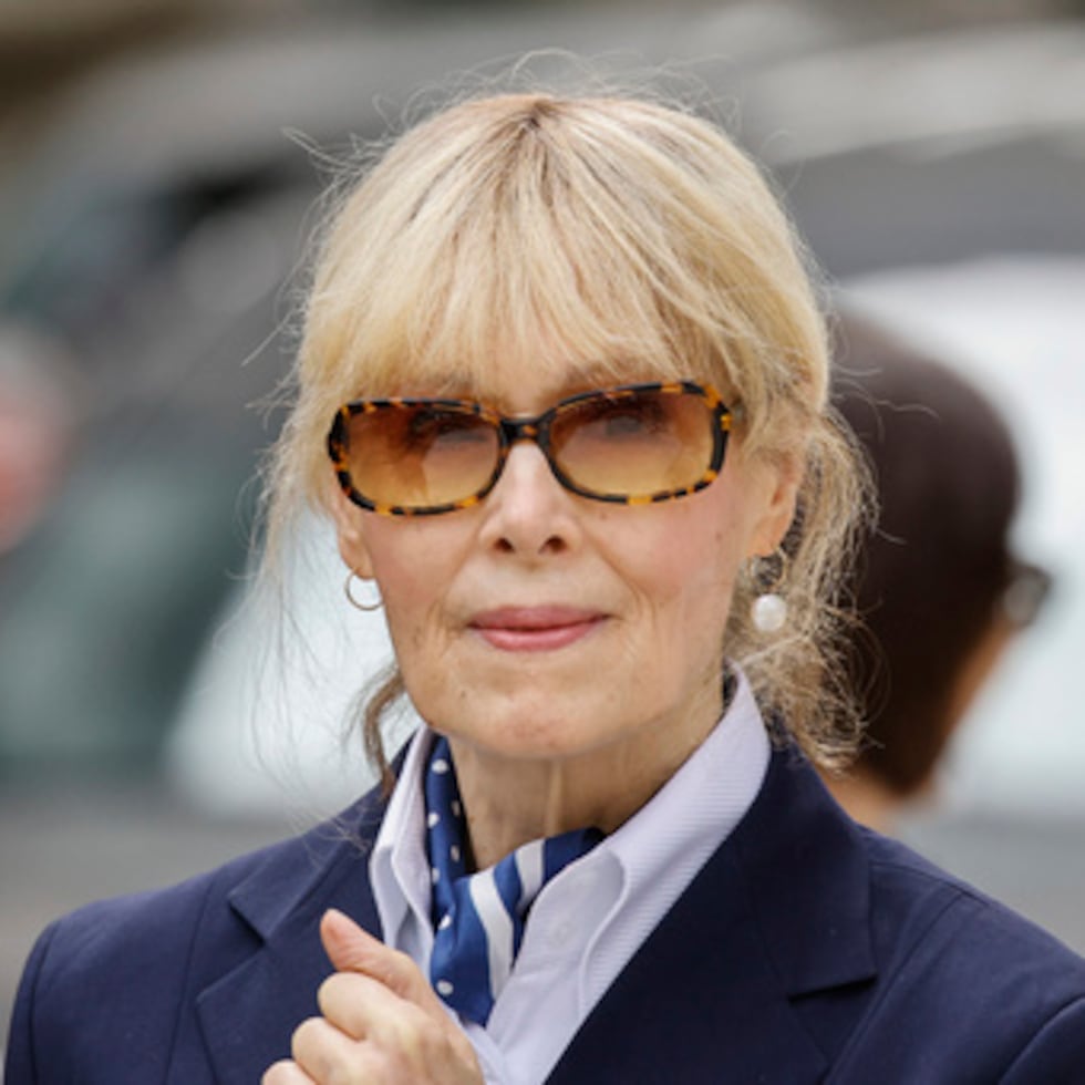 E. Jean Carroll ha dicho que un encuentro casual y aparentemente coqueteo con Trump en 1996 en la tienda de la Quinta Avenida de Bergdorf Goodman, en Manhattan, terminó violentamente.