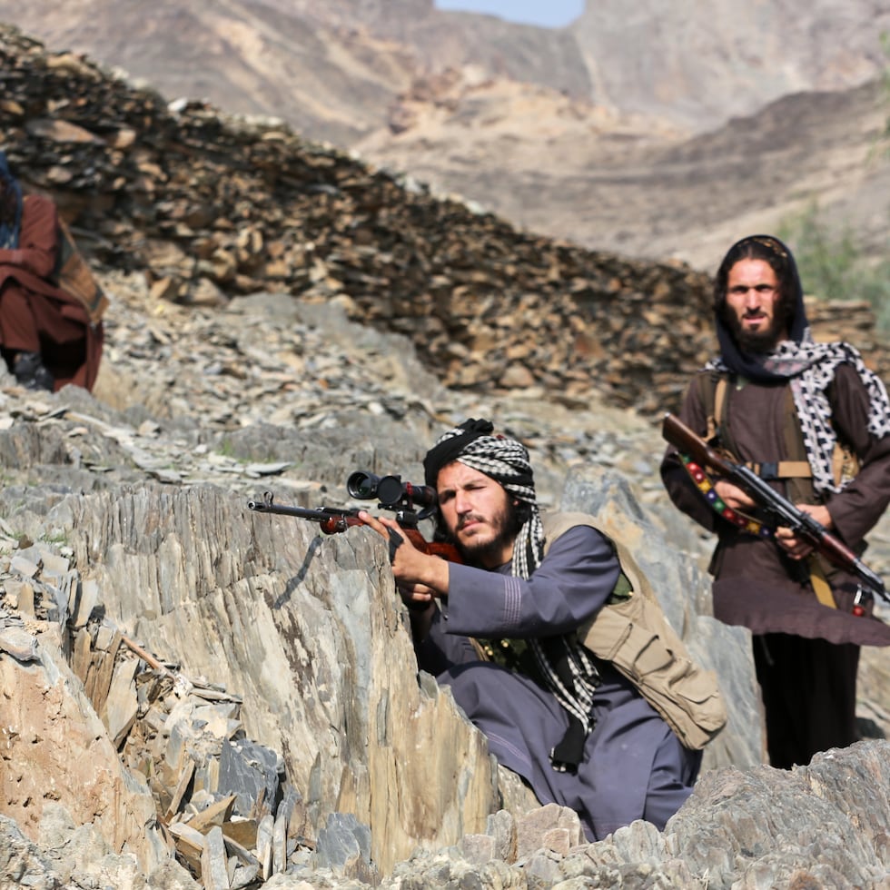 Soldados del Talibán afgano observan hacia el lado pakistaní.