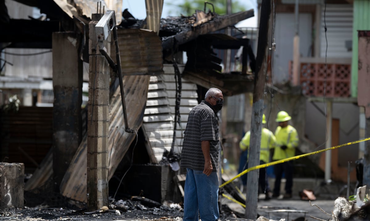 Vecinos rescatan a pareja de ancianos de un incendio que destruyó tres casas en Juana Matos, Cataño