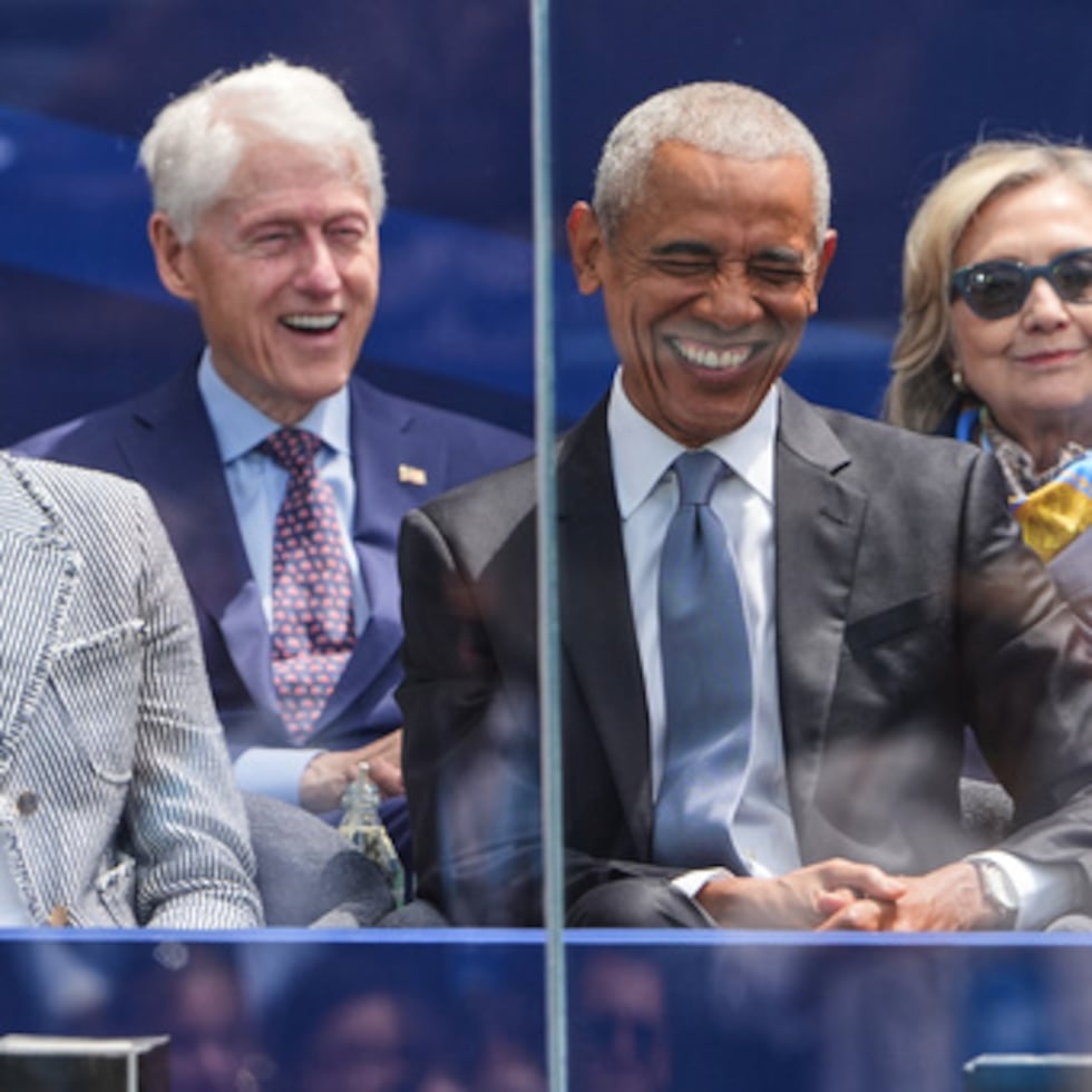 El expresidente Barack Obama, a la derecha, comparte una risa con la exprimera dama Michelle Obama, a la izquierda, en el escenario durante la ceremonia de inauguración del Centro Presidencial Obama.