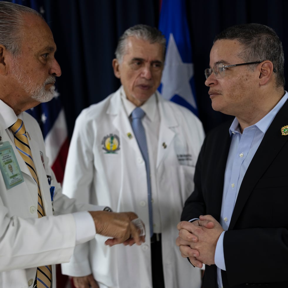 Desde la izquierda, los doctores Israel Ayala, director médico de la ASEM; Pablo Rodríguez Ortiz, director médico del Centro de Trauma; y Víctor Ramos, secretario de Salud.