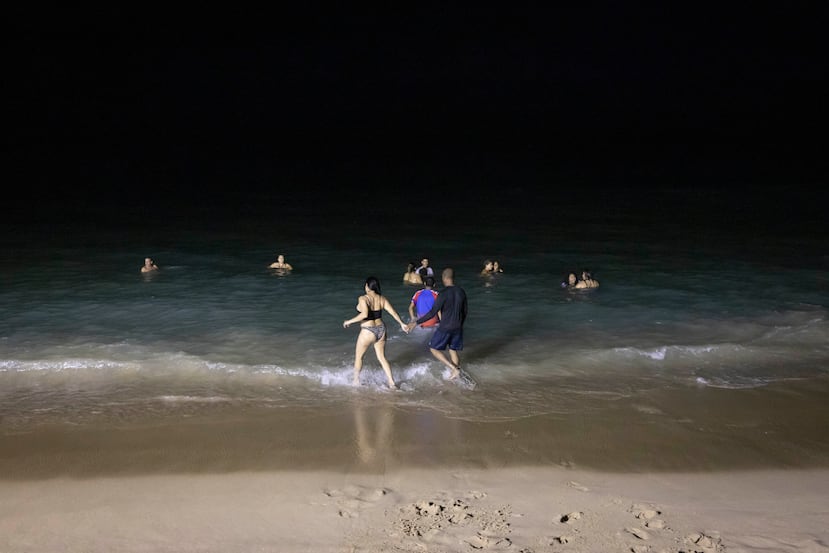 Ciudadanos llegan a la playa Último Trolley en Ocean Park, San Juan, para pasar la Noche de San Juan.