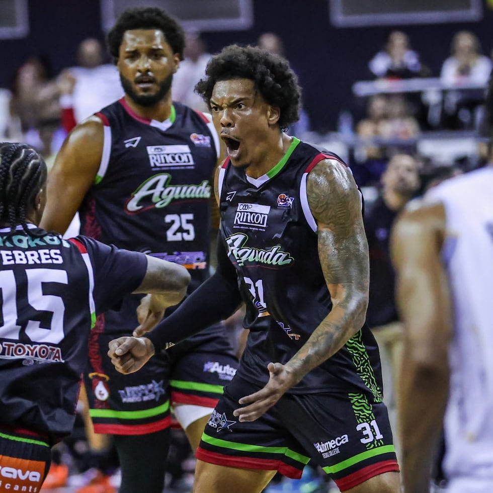 Jacob Wiley festeja un canasto de los Santeros de Aguada.