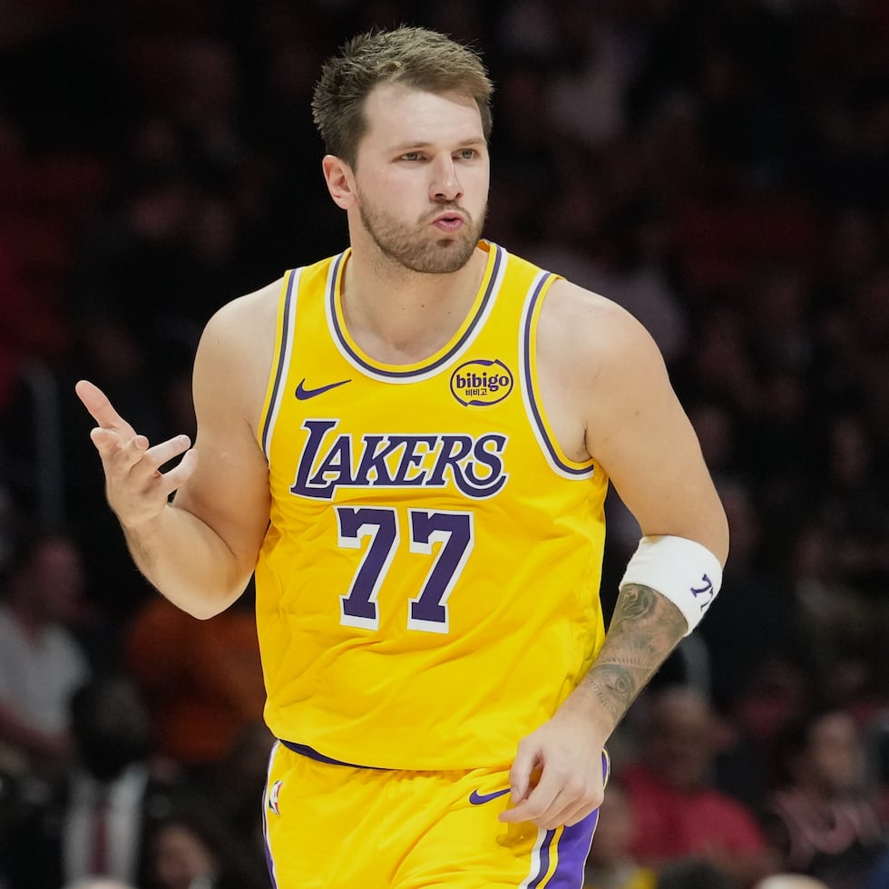 Luka Doncic celebra luego de anotar en la segunda mitad contra el Heat.