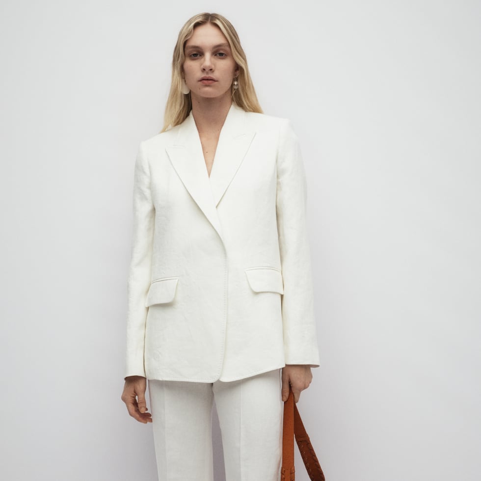 A diferencia del blanco puro, el blanco marfil o crema suaviza el contraste con la piel y aporta una luminosidad natural