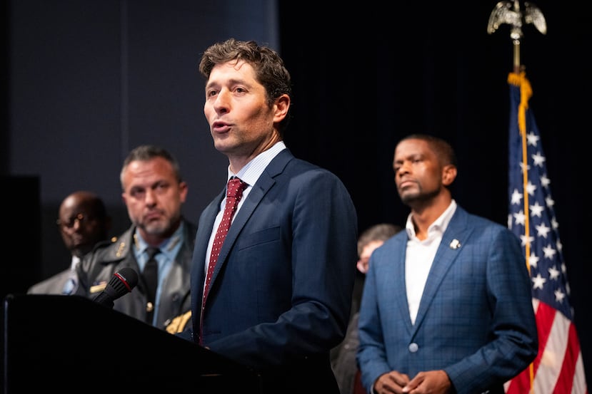El alcalde de Minneapolis Jacob Frey habla en una conferencia de prensa tras los informes de que el gobierno del presidente Donald Trump emprendería redadas migratorias contra inmigrantes somalíes en el área de Minneapolis–St. Paul, en el ayuntamiento de Minneapolis, el martes 2 de diciembre de 2025. (Leila Navidi/Star Tribune vía AP)