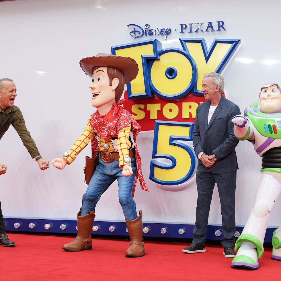 Tom Hanks y Tim Allen con los personajes que interpretan.