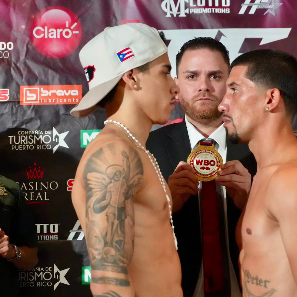 Cara a cara Juanmita López y Edwin Cortés en el pesaje para su pelea del sábado en el Coliseo Roger Mendoza.