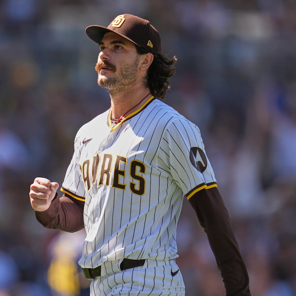 Dylan Cease, de los Padres de San Diego, festeja tras conseguir el tercer out de la tercera entrada ante los Cerveceros de Milwaukee, el 24 de septiembre de 2025 (AP Foto/Gregory Bull, archivo)