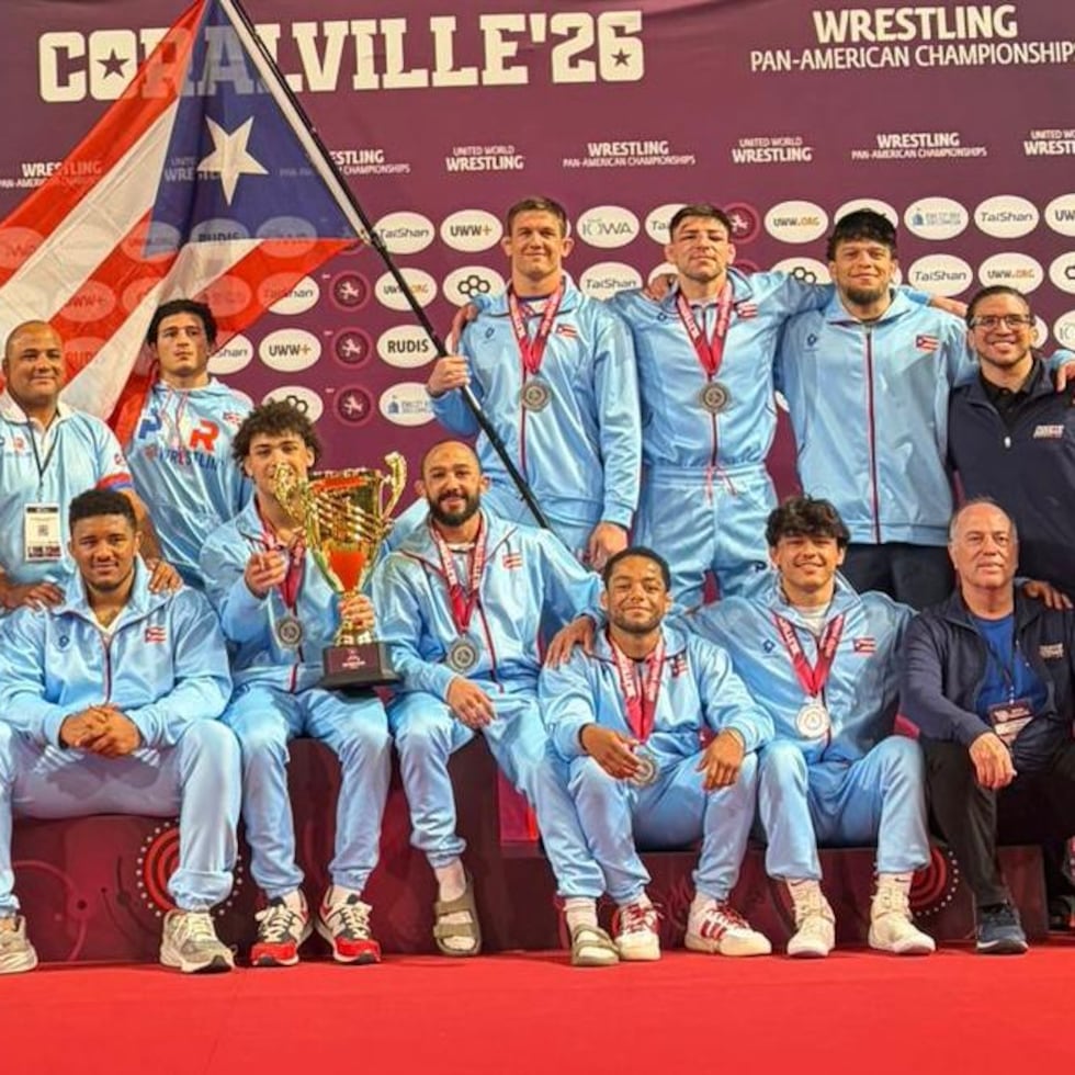 La delegación de Puerto Rico posa con medallas y trofeos en el podio del Campeonato Panamericano Adulto celebrado en Estados Unidos.