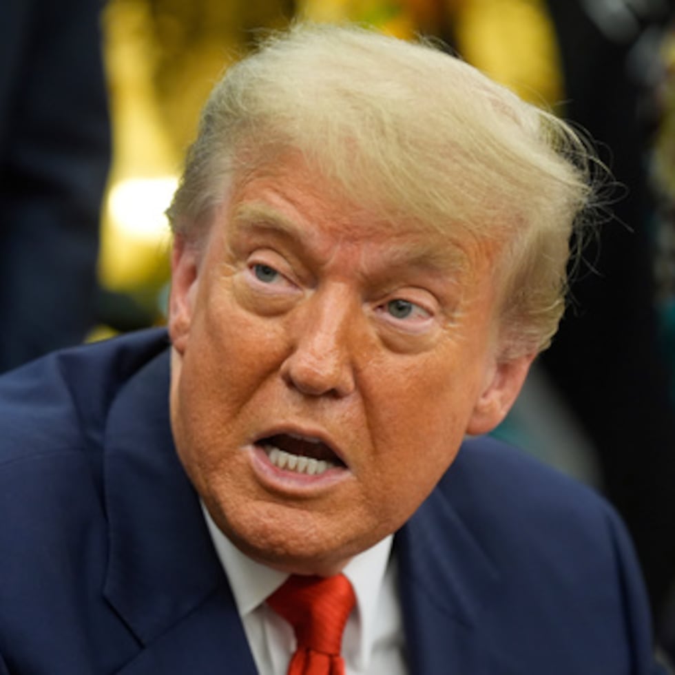 ARCHIVO - El presidente Donald Trump responde a las preguntas de los periodistas mientras se reúne con la ministra de Asuntos Exteriores del Congo, Therese Kayikwamba Wagner, y el ministro de Asuntos Exteriores de Ruanda, Olivier Nduhungirehe, el viernes 27 de junio de 2025, en el Despacho Oval de la Casa Blanca en Washington. (AP Photo/Manuel Balce Ceneta, Archivo)