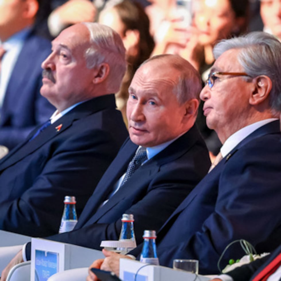 De izquierda a derecha: el presidente bielorruso Alexander Lukashenko, el presidente ruso Vladimir Putin, el presidente de Kazajistán Kassym-Jomart Tokayev y el presidente de Kirguistán Sadyr Zhaparov en Astana, Kazajistán, el 28 de mayo.