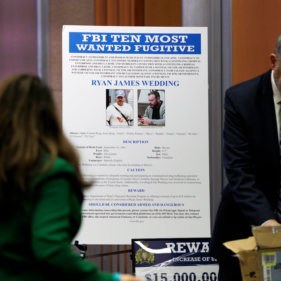 Foto de archivo de miembros del personal con un cartel de búsqueda de Ryan Wedding tras una conferencia de prensa en el Departamento de Justicia en Washington.