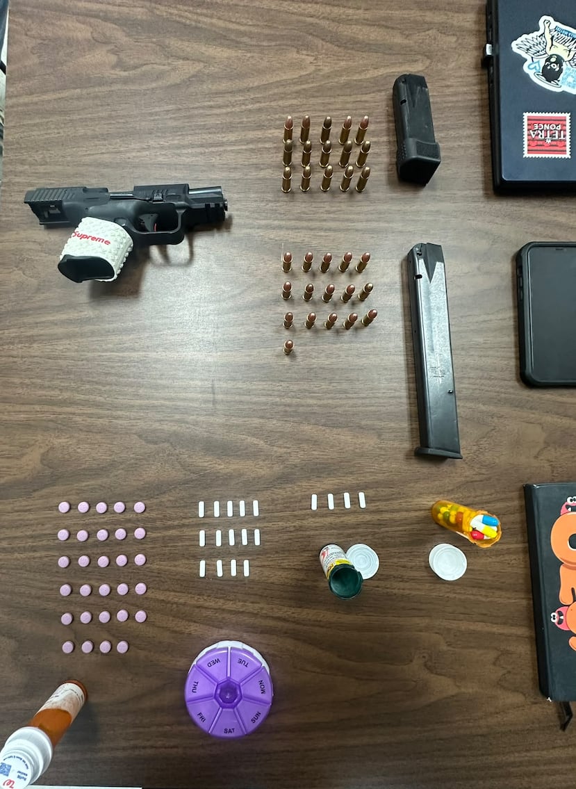 Así se veía el arma y las municiones que encontró la Policía durante el allanamiento.
