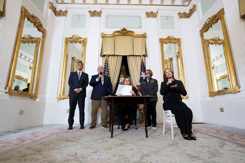 La firma se efectuó en el Salón de los Espejos de La Fortaleza.
