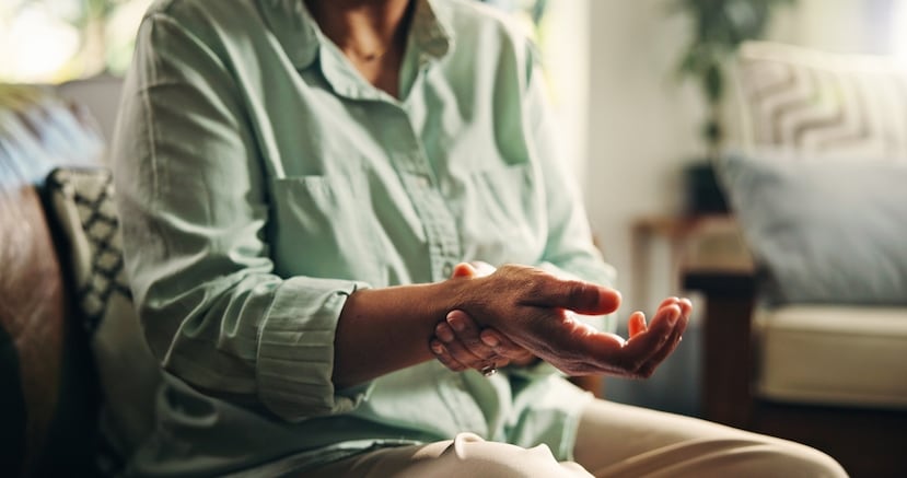 La artritis reumatoide puede manifestarse con síntomas como dolor, hinchazón, enrojecimiento y rigidez de las articulaciones, así como limitación del movimiento.