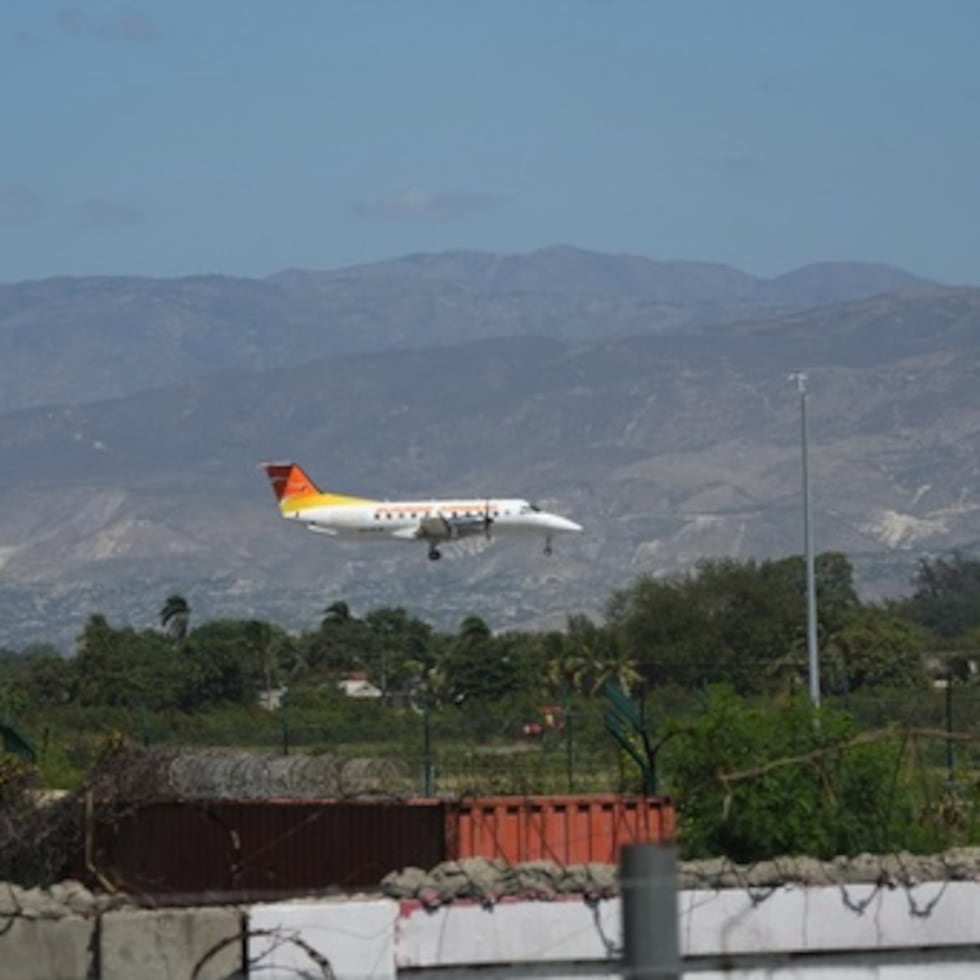Un avión de Sunrise Airways aterriza en el aeropuerto Guy Malary en Puerto Príncipe, Haití.