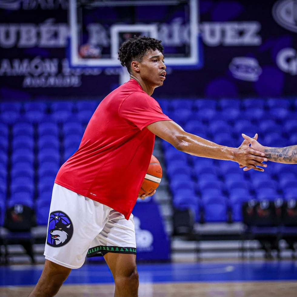 El delantero Enrique Freeman y el armador José Alvarado realizan una sesión desde el Coliseo Rubén Rodríguez, de Bayamón.