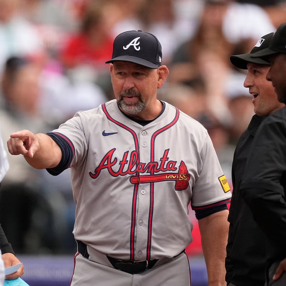 Walt Weiss (derecha) señala al manager de los Rockies de Colorado, Bud Black, previo a la primera entrada del juego de 9 de agosto de 2024, en Denver.
