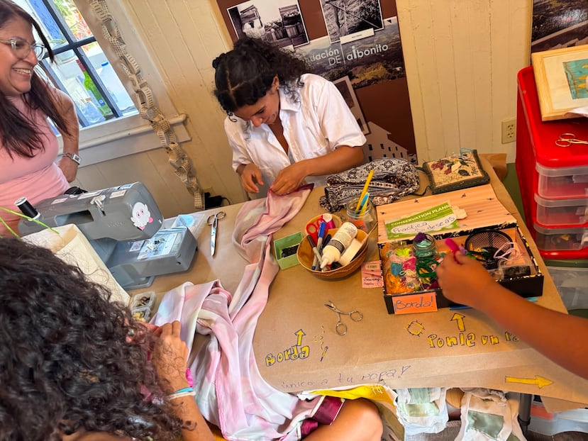 Taller de "remiendos creativos en el "Swap Party" de Bastidor.