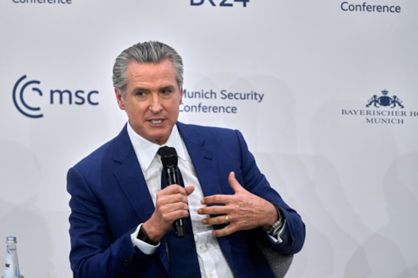 El gobernador del estado de California, Gavin Newsom, habla durante una sesión de la Conferencia de Seguridad de Múnich en Múnich, Alemania, el viernes 13 de febrero de 2026. (AP Photo/Michael Probst)