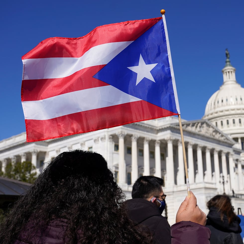 The DNC resolution, approved on April 9, was introduced by the chairman of the U.S. Democratic Party in Puerto Rico, Luis Dávila Pernas.