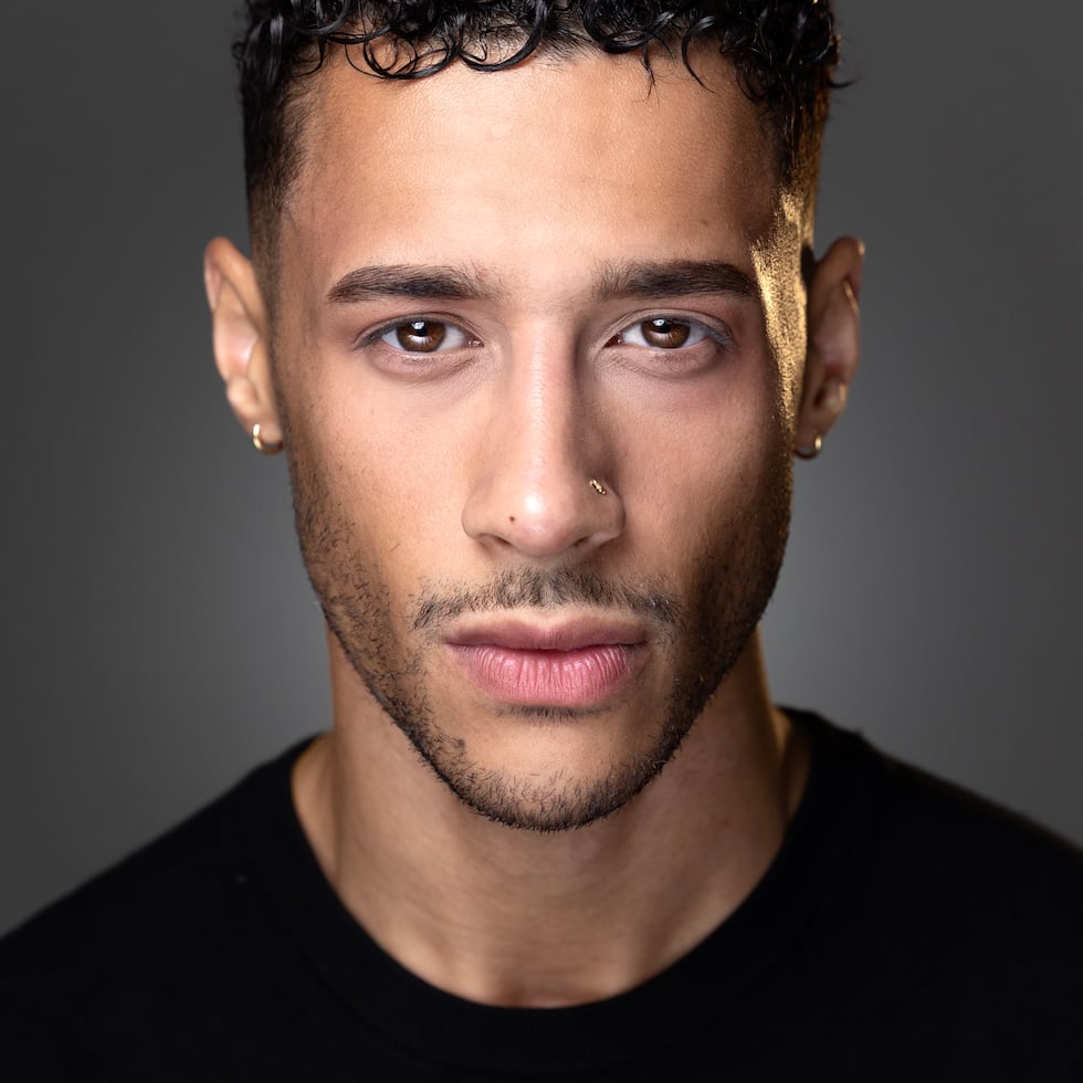 Kevin Dalí busca su lugar en la competencia de canto de Telemundo.