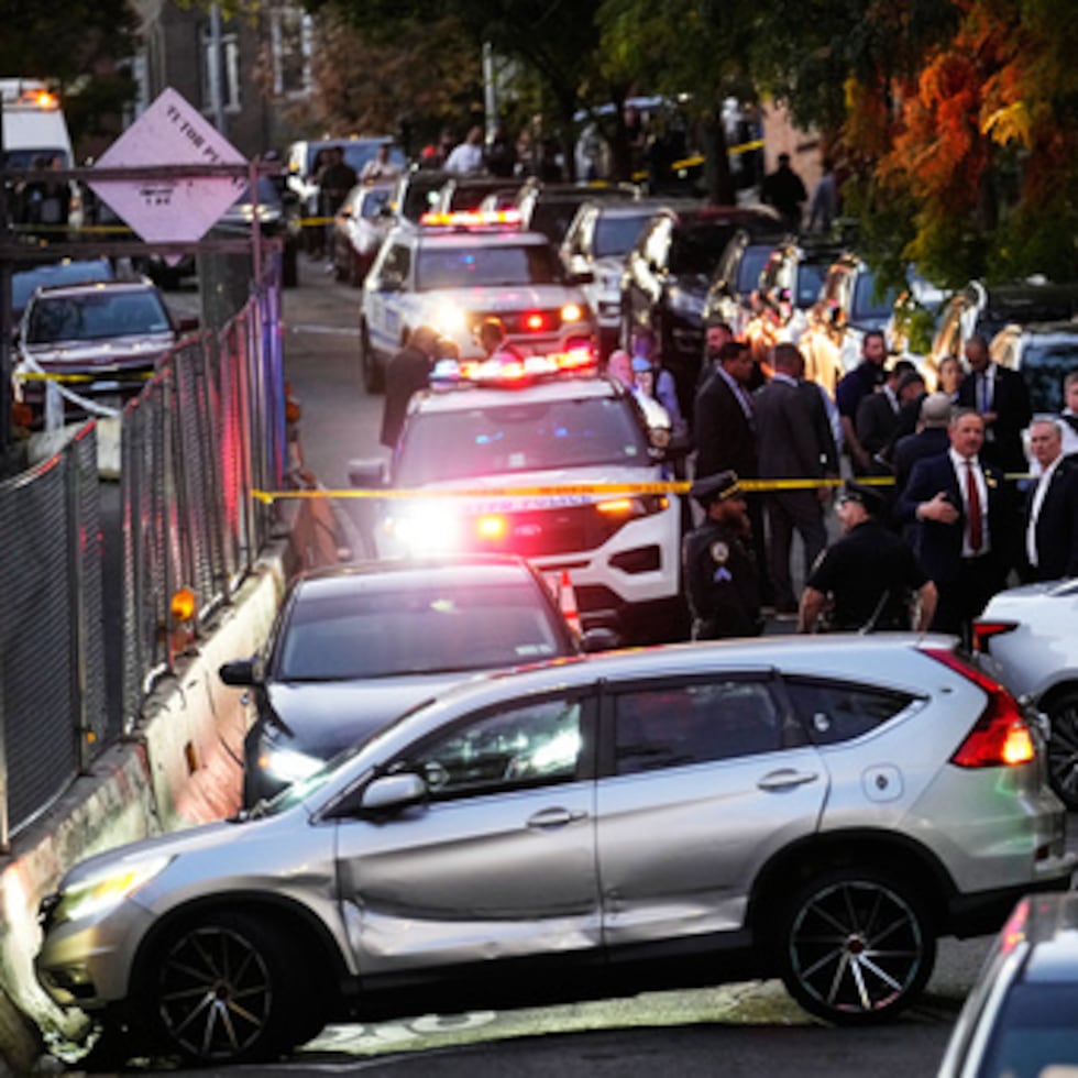 Las fuerzas del orden investigan el lugar de un tiroteo el jueves 8 de octubre de 2026 en Nueva York.
