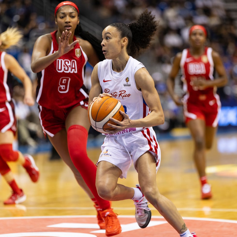 Trinity San Antonio es defendida por Angel Reese en el duelo entre Puerto Rico y Estados Unidos.