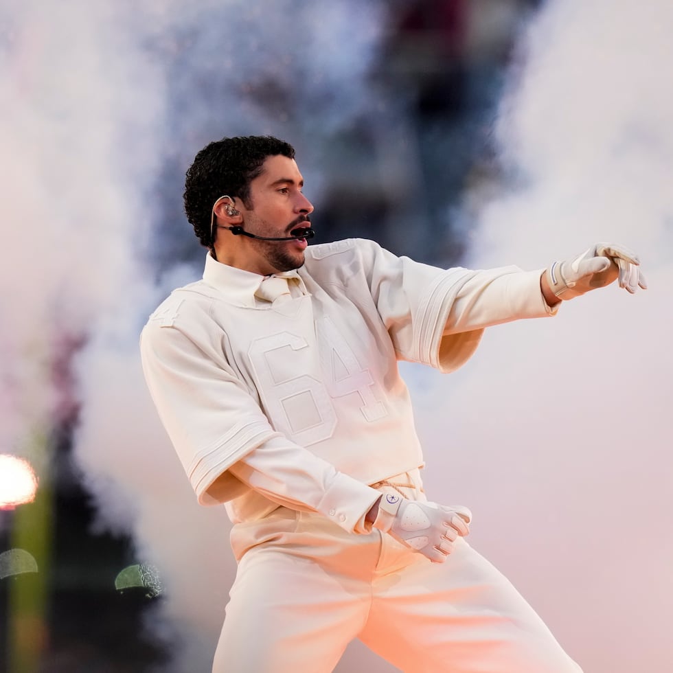Durante su presentación en el medio tiempo del pasado Super Bowl, Bad Bunny vistió una pieza diseñada por la empresa española Zara.