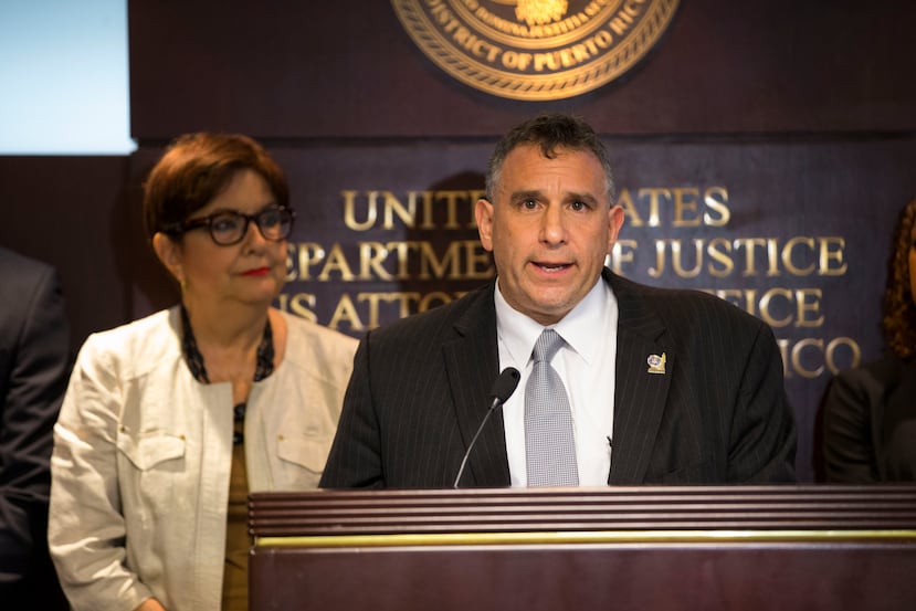 Douglas Leff, entonces jefe del Negociado Federal de Investigaciones (FBI, en inglés) en Puerto Rico, durante la conferencia de prensa en que se anunció el golpe a la narcoganga Los Menores. Durante el encuentro con la prensa, el 18 de enero de 2018, le acompañó Rosa Emilia Rodríguez, jefa de la Fiscalía federal en la isla.