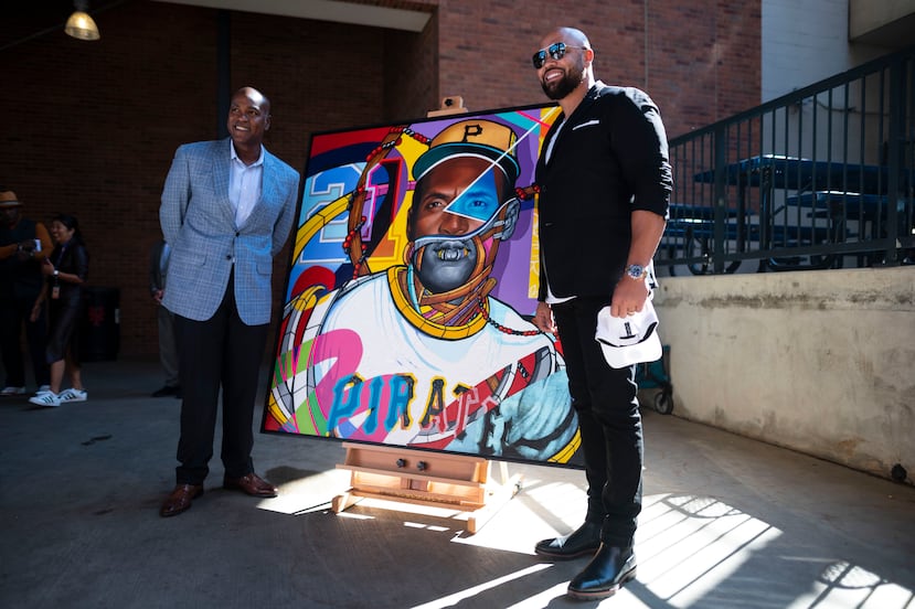 Carlos Delgado y Carlos Beltrán junto a un cuadro de Clemente.