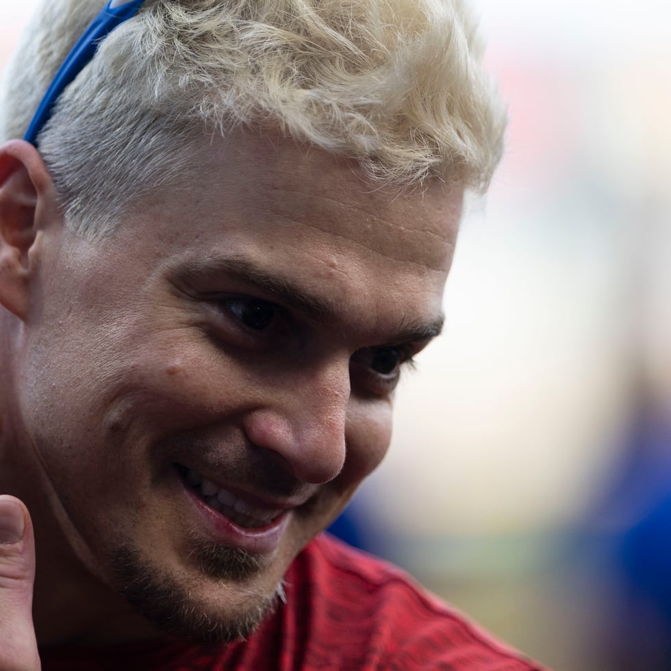 Kike Hernández llegó con el cabello de rubio al estadio.