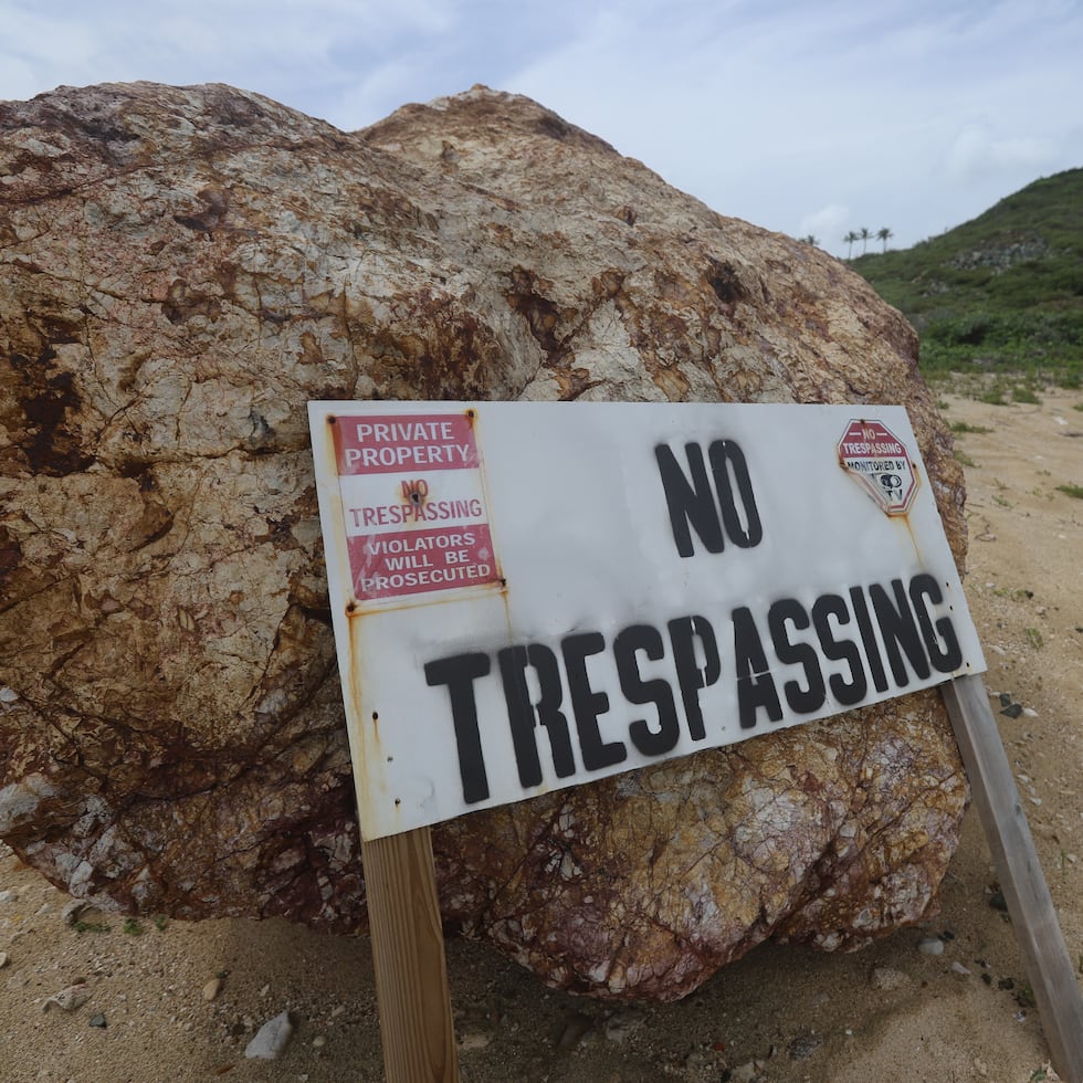Esta fotografía sin fecha de la oficina del Fiscal General de las Islas Vírgenes de EE. UU., publicada el 3 de diciembre de 2025 por el representante estadounidense Robert García, miembro de mayor rango del Comité de Supervisión y Reforma Gubernamental, muestra un cartel de "prohibido el paso" cerca de la casa de Jeffrey Epstein en su isla privada, Little St. James Island, Islas Vírgenes de EE. UU.