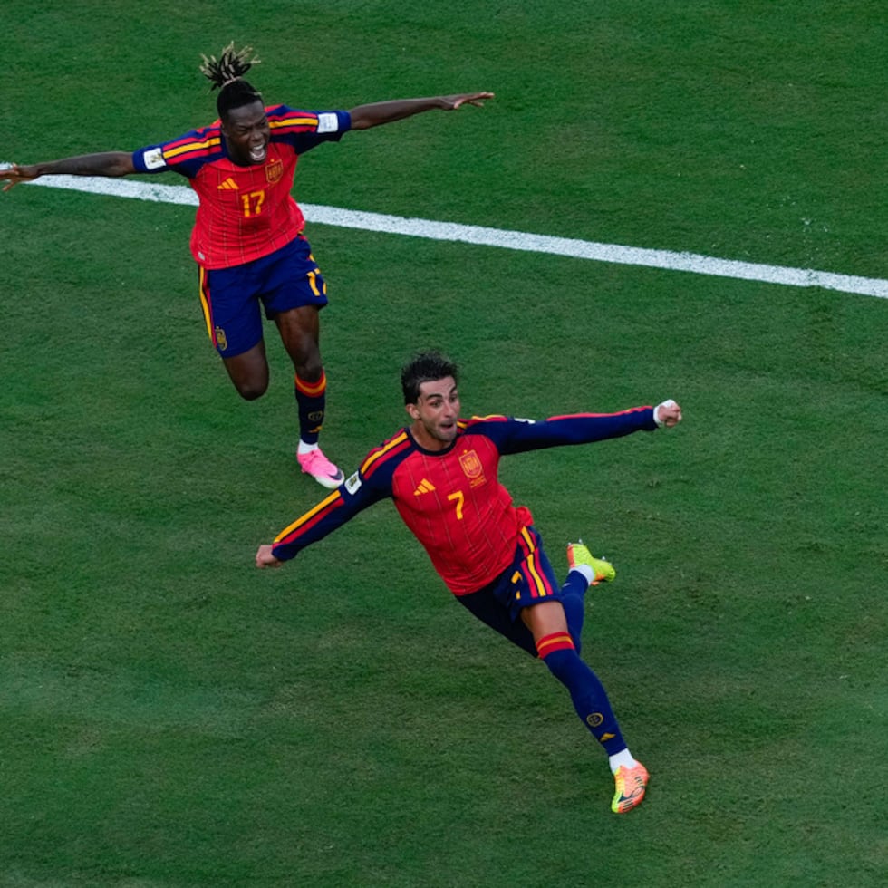 Ferran Torres, abajo en la imagen, anotó el gol del triunfo al 106'.