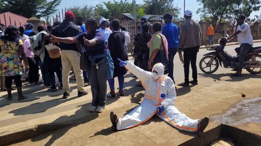 Imagen de la cobertura de: El Congo mantiene en observación a 200 pasajeros de un barco tras la muerte de un viajero con síntomas del ébola