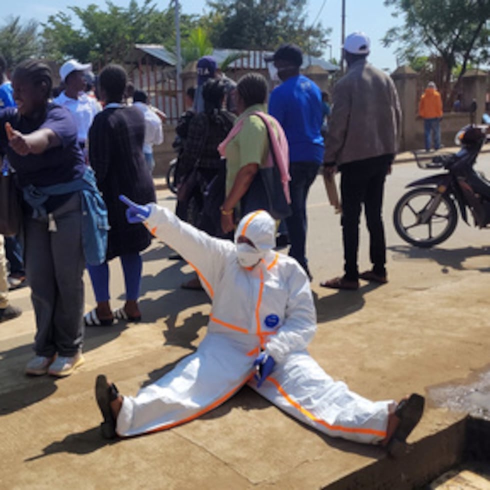 Trabajadores sanitarios del epicentro del brote de ébola se manifiestan por el impago de sus salarios ante la sede del gobernador provincial en Ituri, al este del Congo, el jueves 6 de agosto de 2026. (Foto AP/Constant Same Bagalwa)