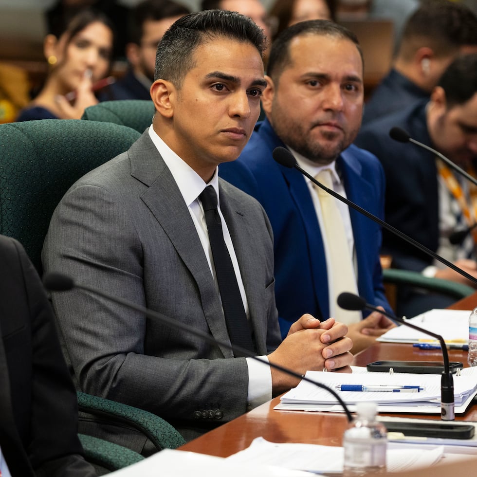 Al centro, el secretario del Departamento de Hacienda, Ángel Pantoja.