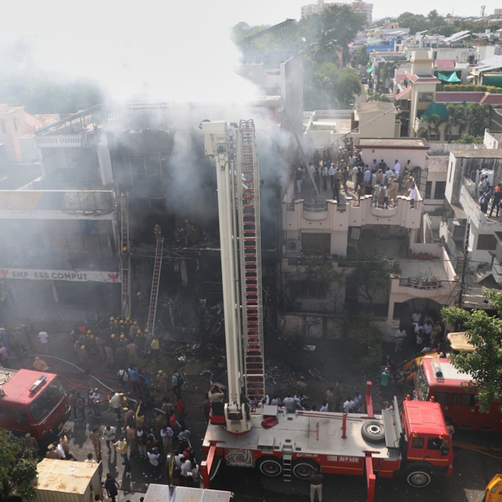 Un incendio arrasó el lunes un edificio comercial en la ciudad de Lucknow, en el norte de la India, y causó la muerte de al menos 14 personas, la mayoría de ellas estudiantes, según informaron las autoridades.