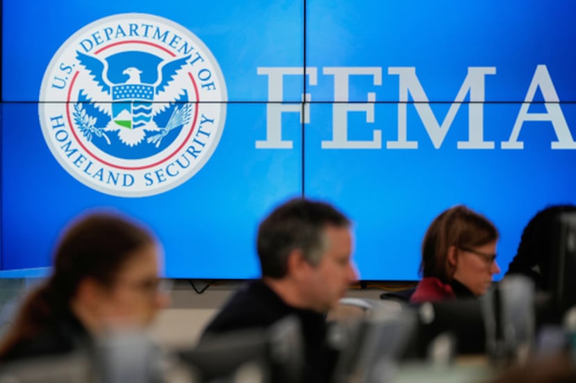 Unos empleados trabajan en la sede de la Agencia Federal para la Gestión de Emergencias en Washington, el 24 de enero de 2026. (Foto AP/Julia Demaree Nikhinson)