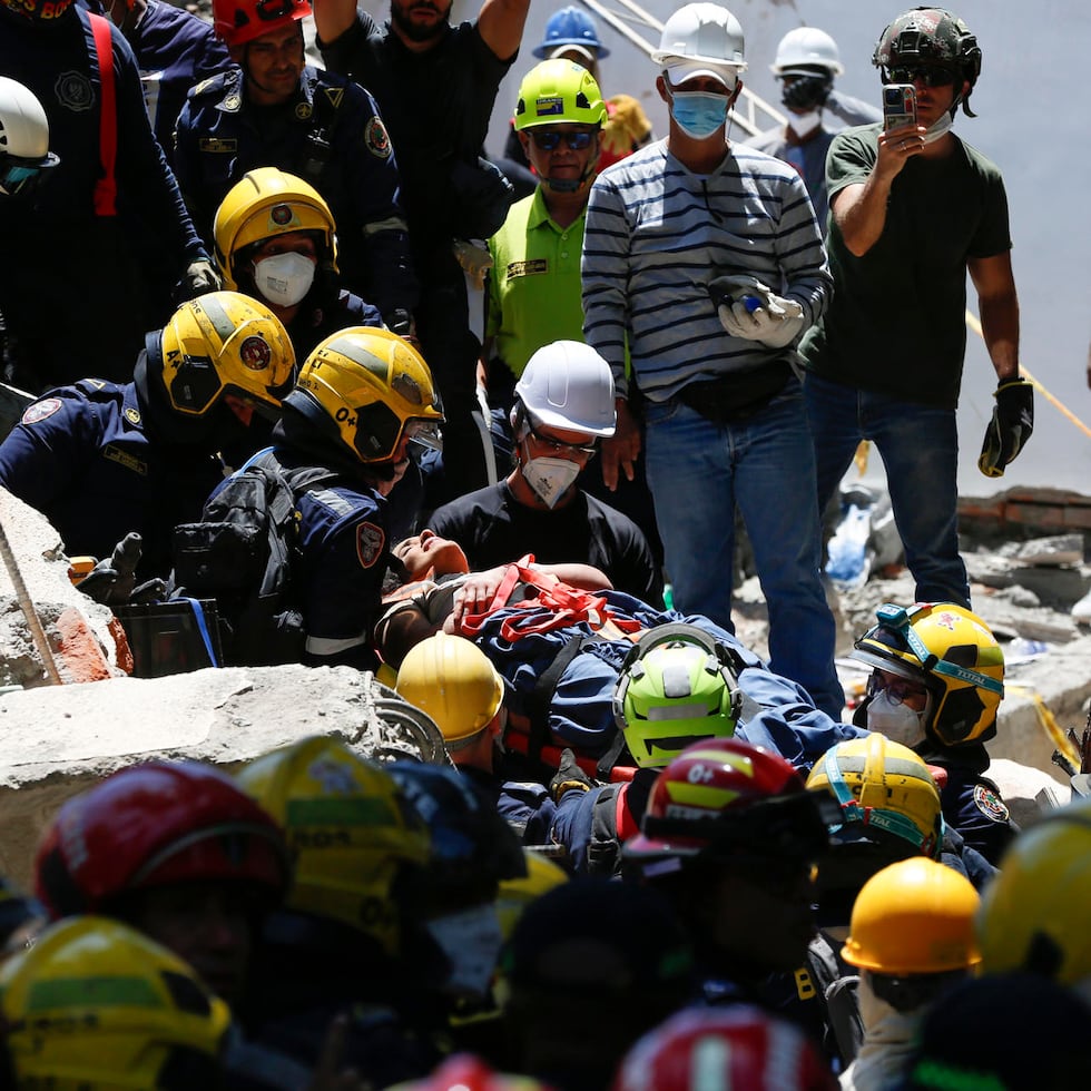 A medida que pasan las horas desde el terremoto, las labores de emergencia entran en una etapa en la que cada señal entre los escombros puede ser determinante.