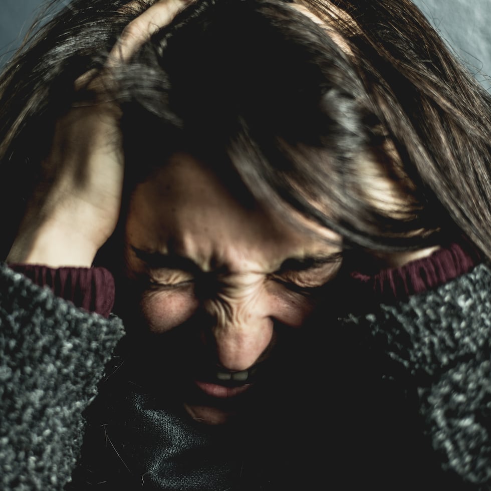 La migraña se caracteriza por ser un dolor de cabeza en la mitad de la cabeza pulsátil, que se acompaña de intolerancia a la luz, molestia al ruido, náuseas, vómito y percepción anormal del dolor. (Pexels)