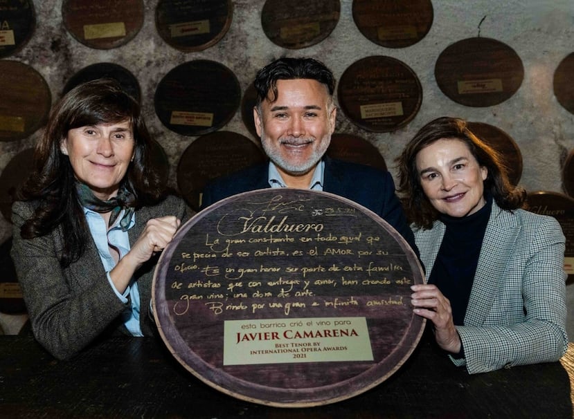 Javier Camarena junto Yolanda y Carolina García Viadero.