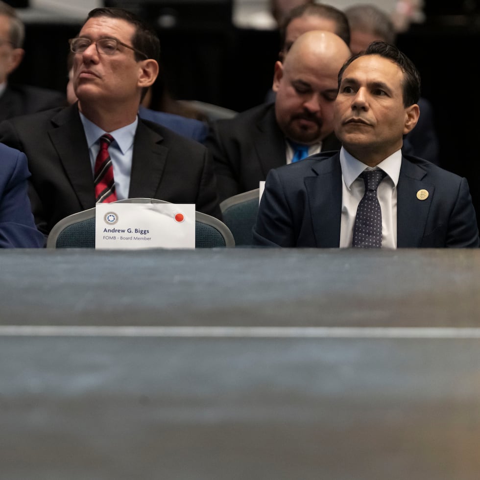 Según Oyola, se debe eliminar el poder de la Junta en la sección 209 para que sea ella misma la que apruebe su terminación. En la foto, John E. Nixon, miembro de la Junta y el director ejecutivo de ese cuerpo Robert F. Mujica, Jr.