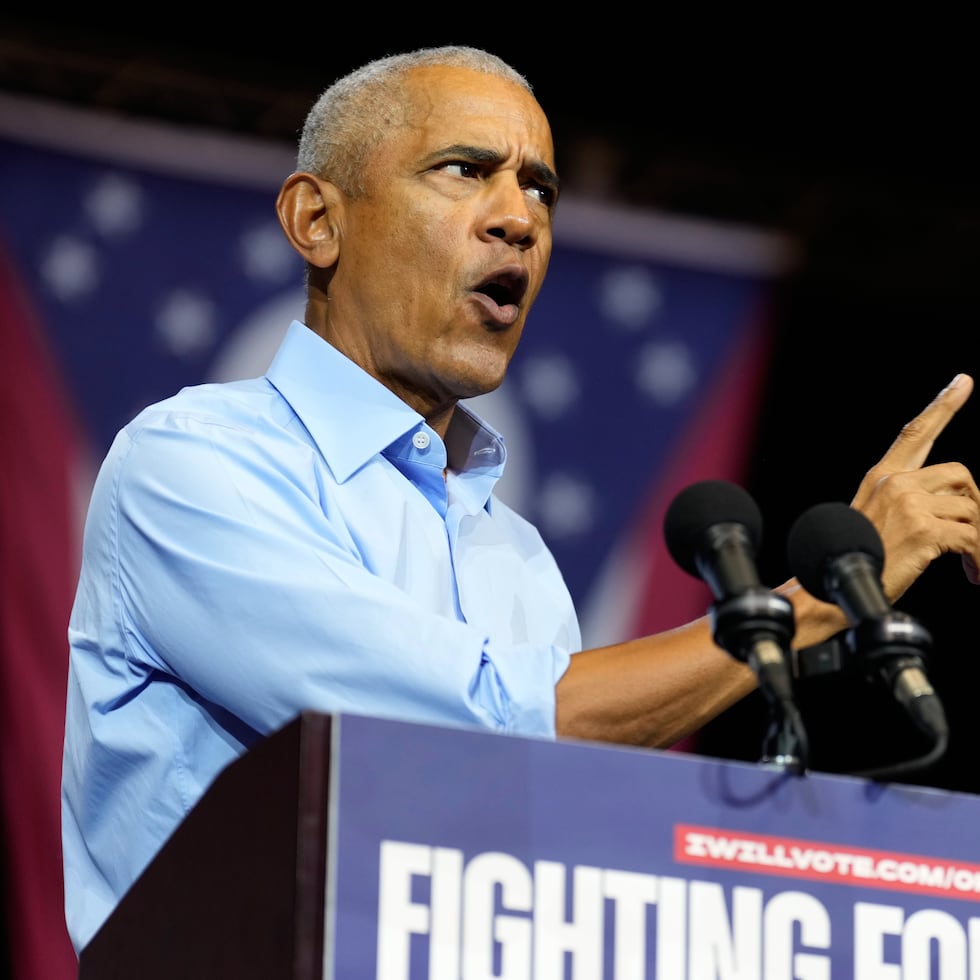 El expresidente Barack Obama hablando en un mitin político.