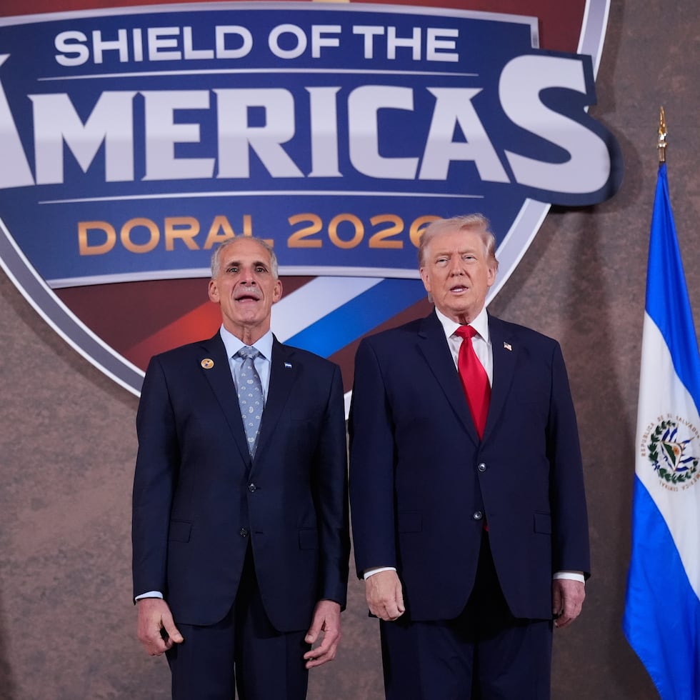 El presidente estadounidense Donald Trump posa con su homólogo hondureño Nasry Asfura en la Cumbre Escudo de las Américas.