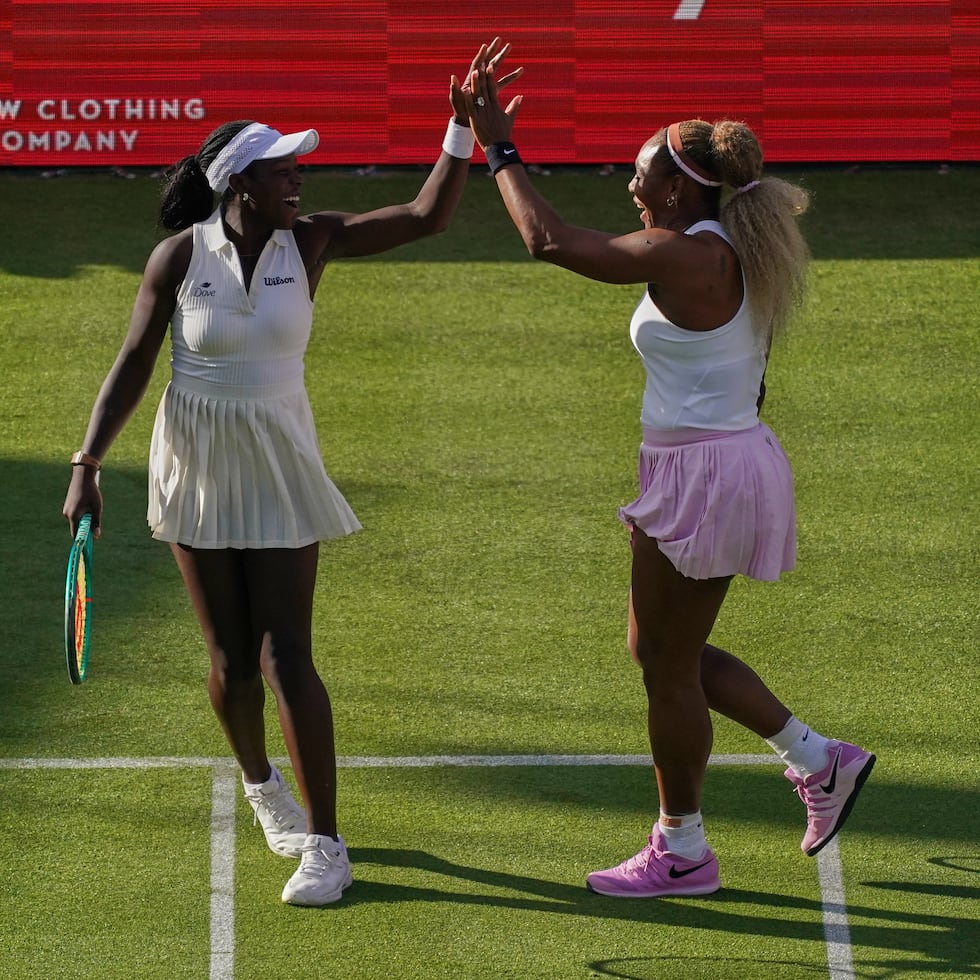 La estadounidense Serena Williams celebra con su compañera de dobles, la canadiense Victoria Mboko tras ganar un punto ante la canadiense Nicole Melichar-Martínez y la neozelandesa Erin Routliffe.